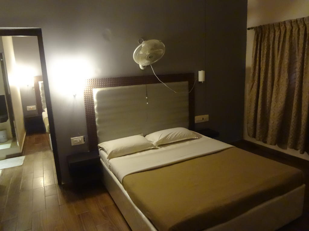 Hotel New Rajdarshan Мадикери Стая снимка
