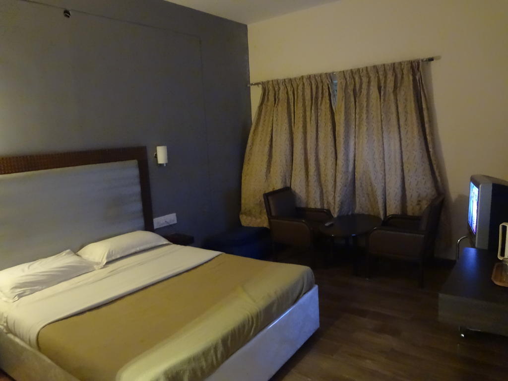 Hotel New Rajdarshan Мадикери Стая снимка