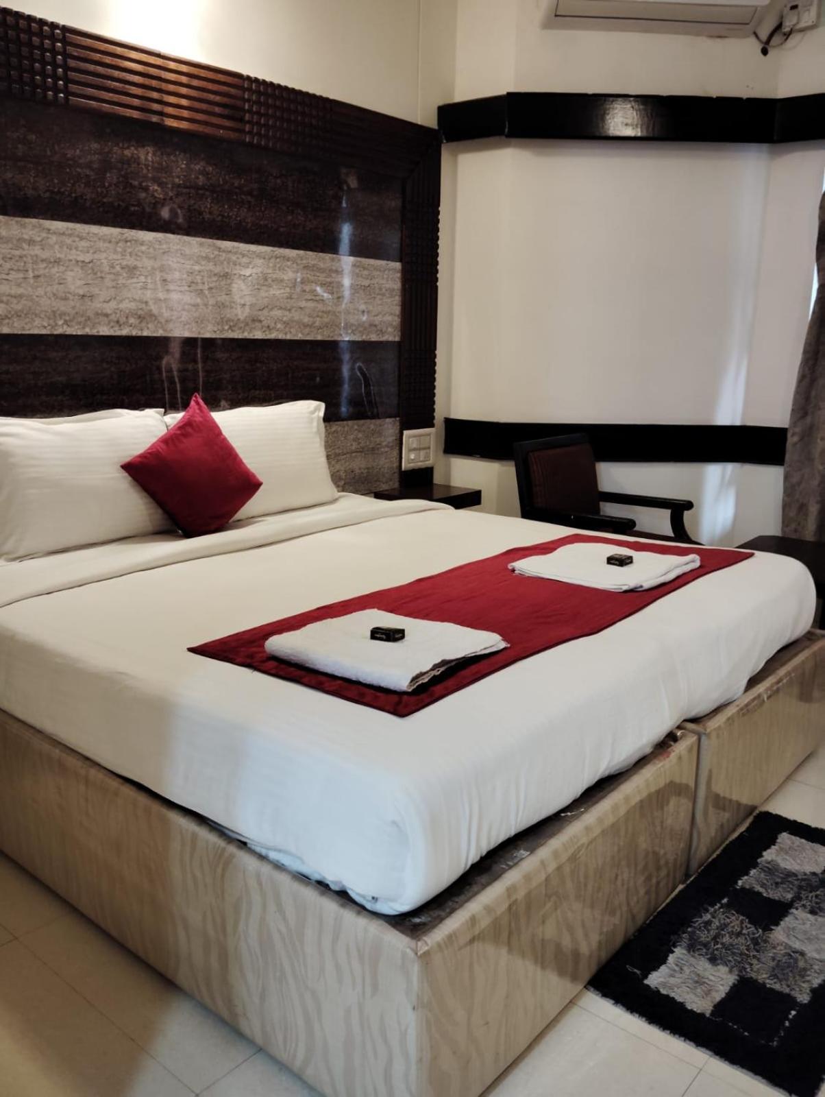 Hotel New Rajdarshan Мадикери Екстериор снимка